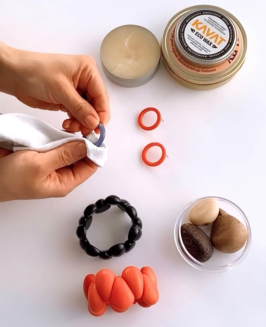 Let´s care: A simple guide to care for your tagua nut jewellery.
