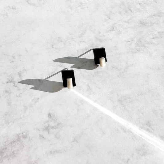 Square asymetric earrings with overlaping bead in tagua nut