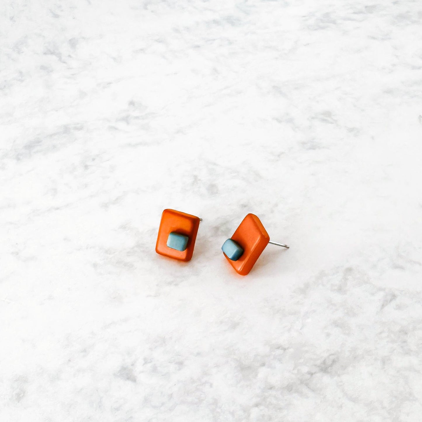Square asymetric earrings with overlaping bead in tagua nut