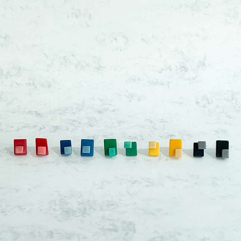 Square asymetric earrings with overlaping bead in tagua nut