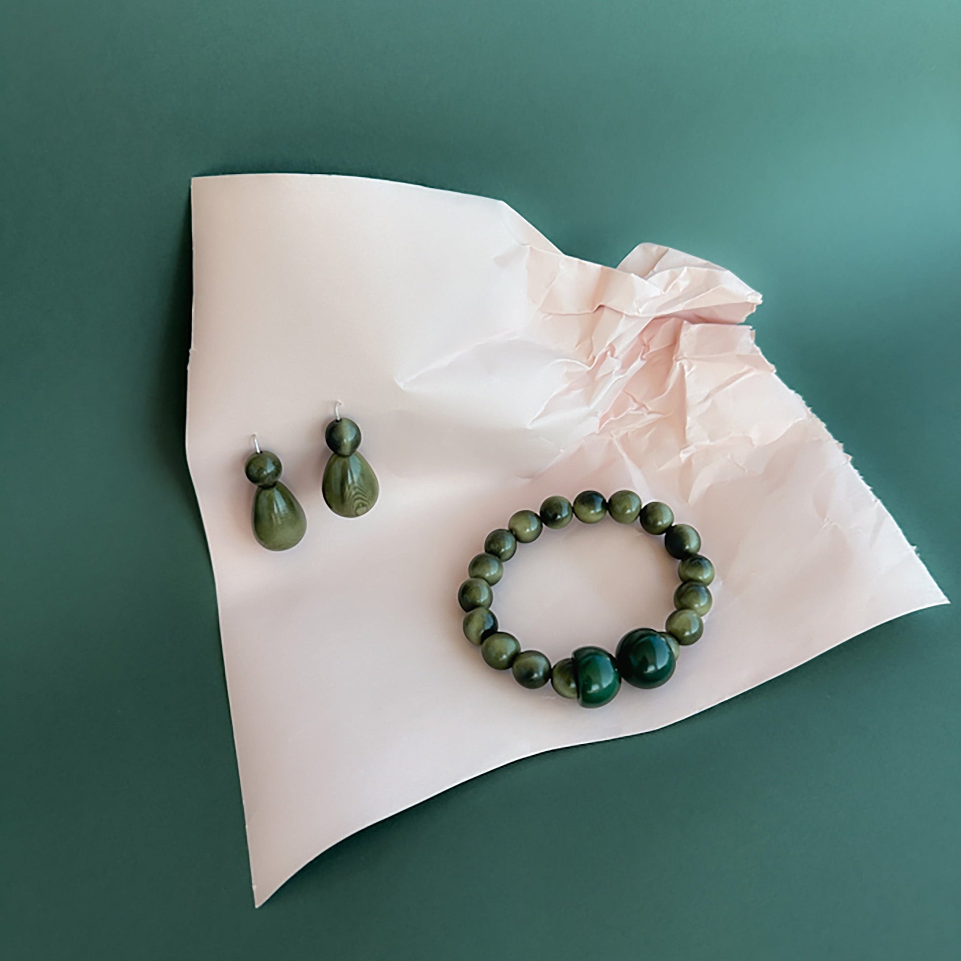 Bracelet handmade with tagua nut spheres and earrings