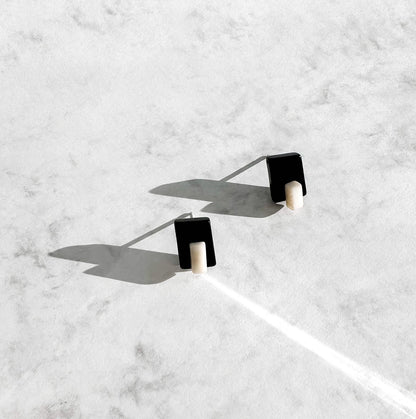 Square asymetric earrings with overlaping bead in tagua nut