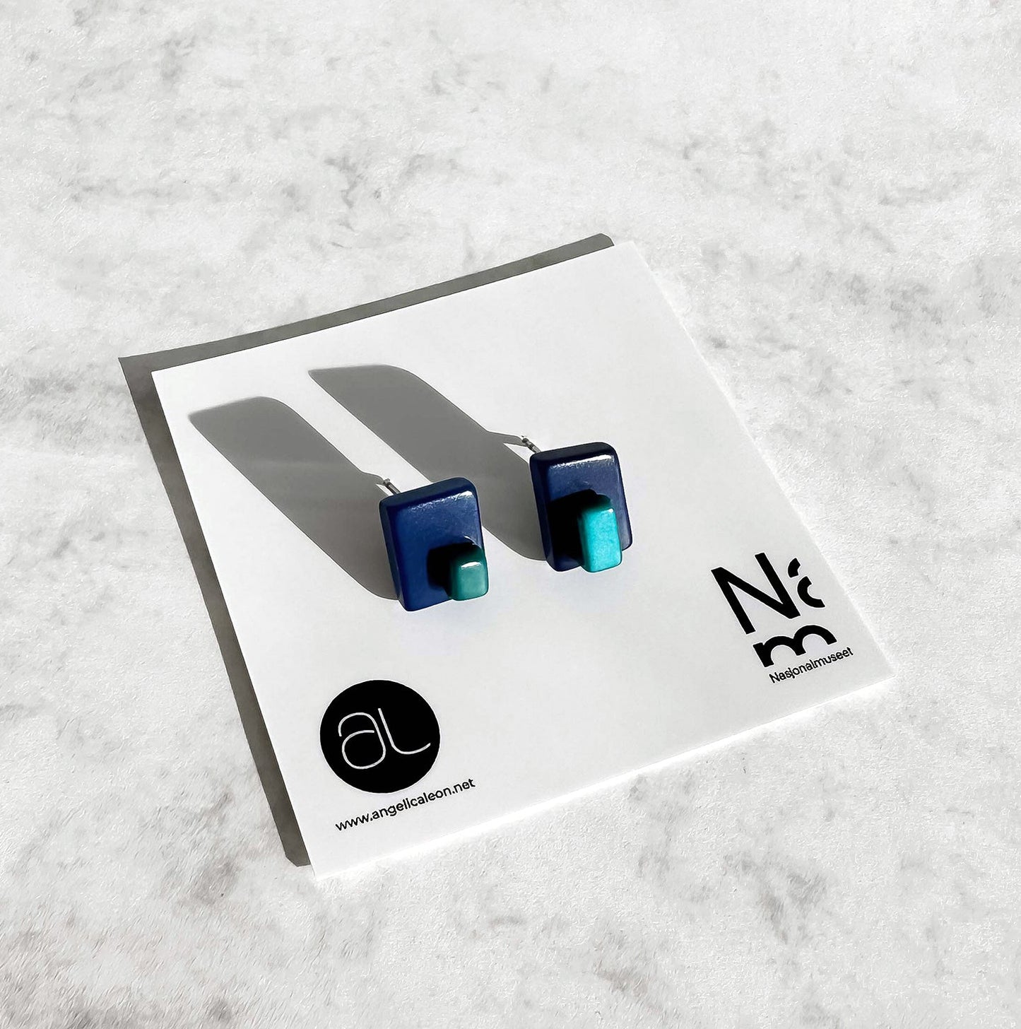 Square asymetric earrings with overlaping bead in tagua nut