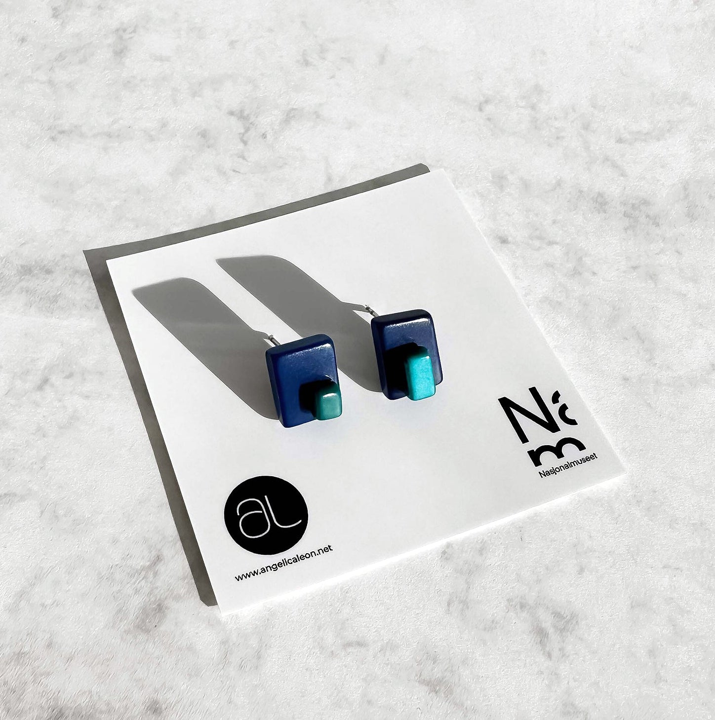 Square asymetric earrings with overlaping bead in tagua nut