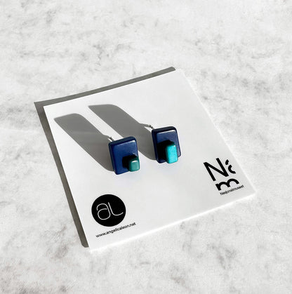 Square asymetric earrings with overlaping bead in tagua nut