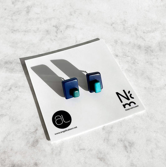 Square asymetric earrings with overlaping bead in tagua nut