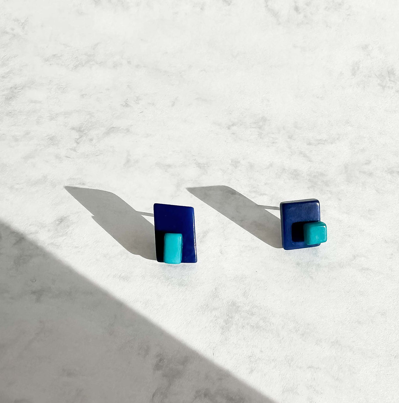 Square asymetric earrings with overlaping bead in tagua nut