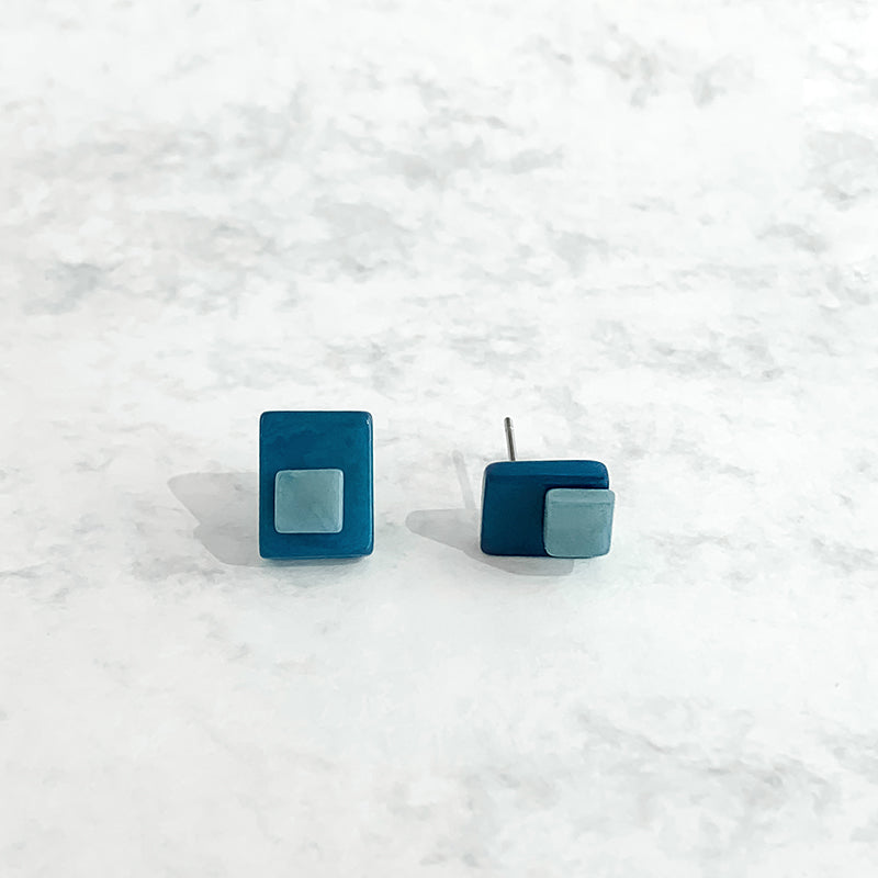 Square asymetric earrings with overlaping bead in tagua nut