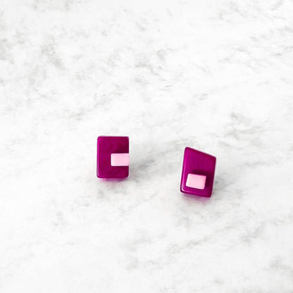 Square asymetric earrings with overlaping bead in tagua nut
