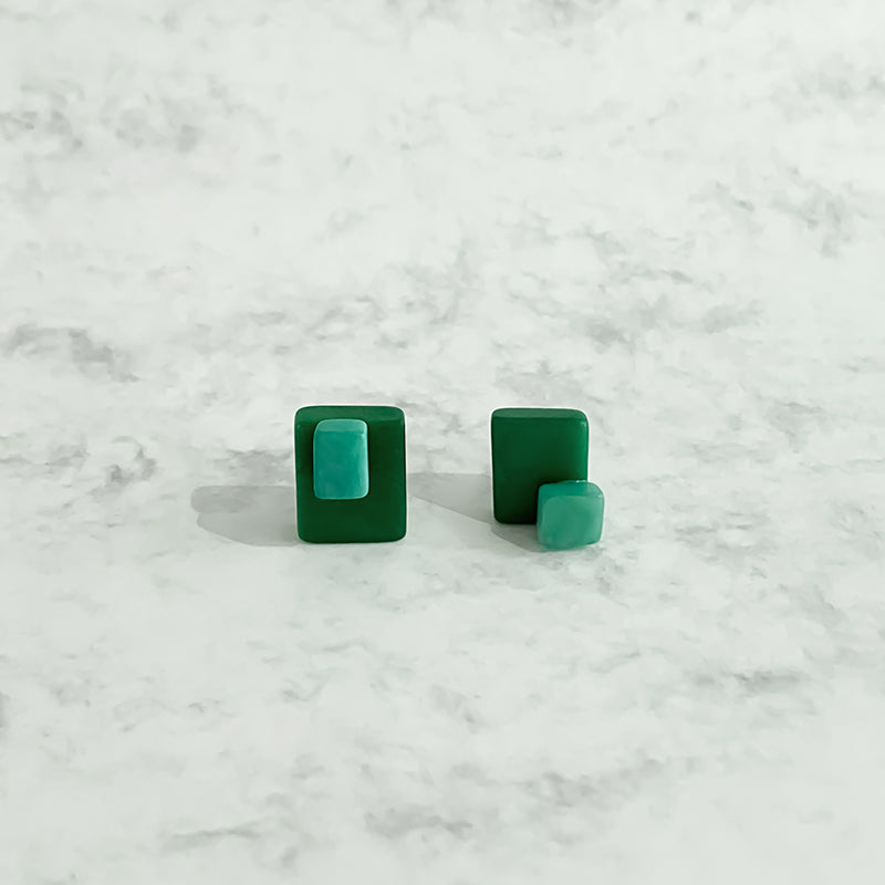 Square asymetric earrings with overlaping bead in tagua nut