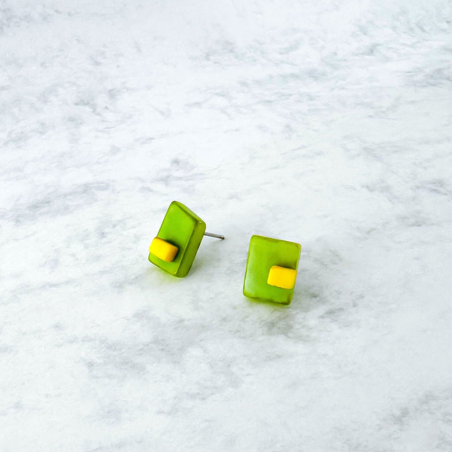 Square asymetric earrings with overlaping bead in tagua nut