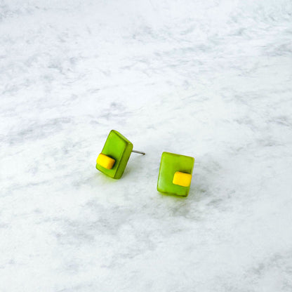 Square asymetric earrings with overlaping bead in tagua nut