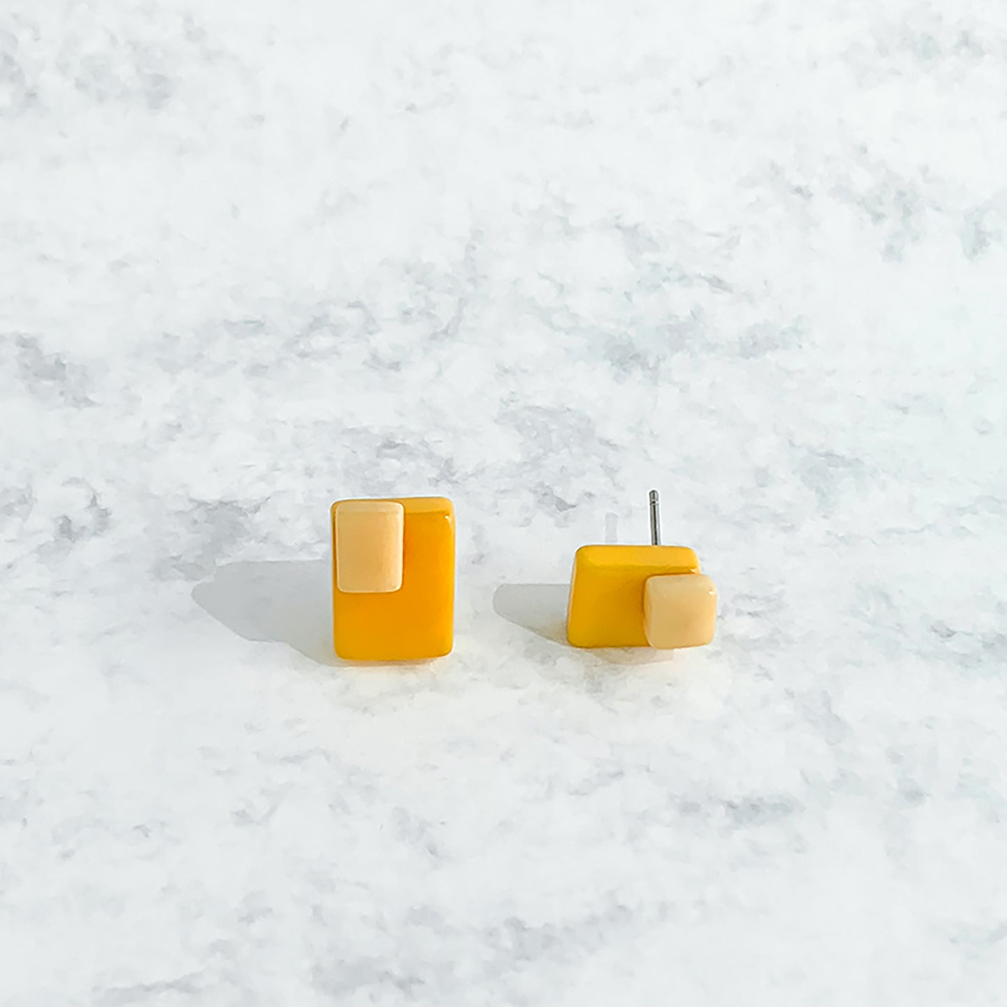 Square asymetric earrings with overlaping bead in tagua nut