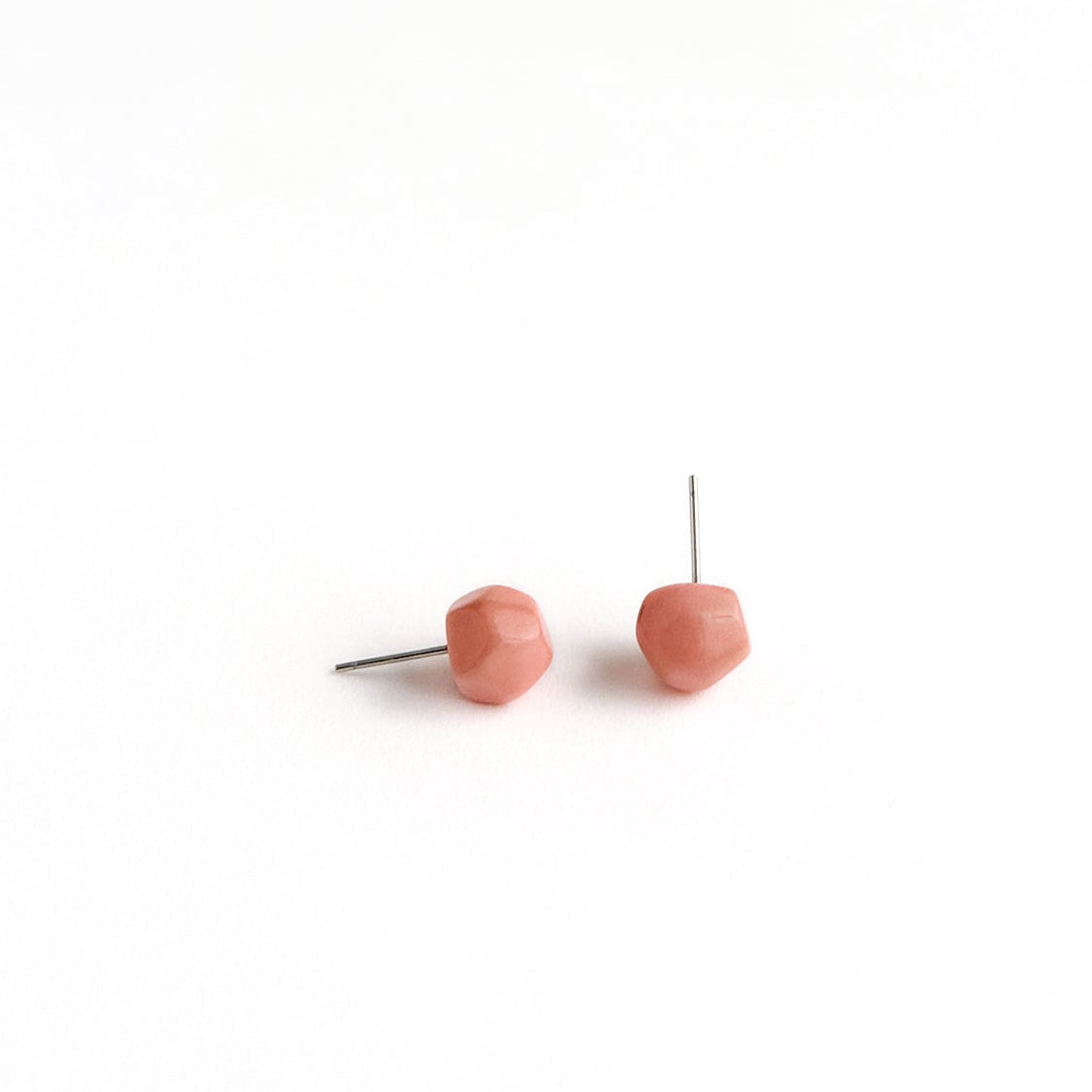 Asymmetric stud earrings with faceted sides
