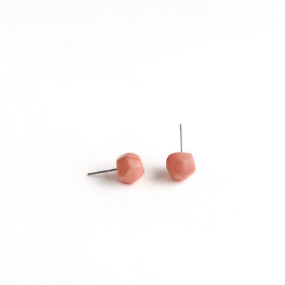 Asymmetric stud earrings with faceted sides