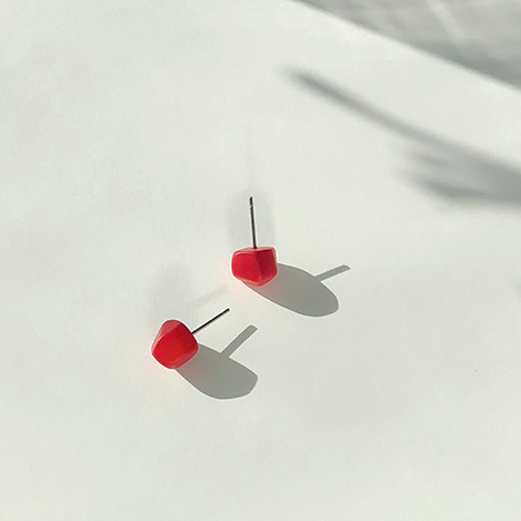 Asymmetric stud earrings with faceted sides