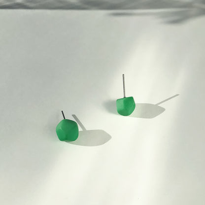 Asymmetric stud earrings with faceted sides