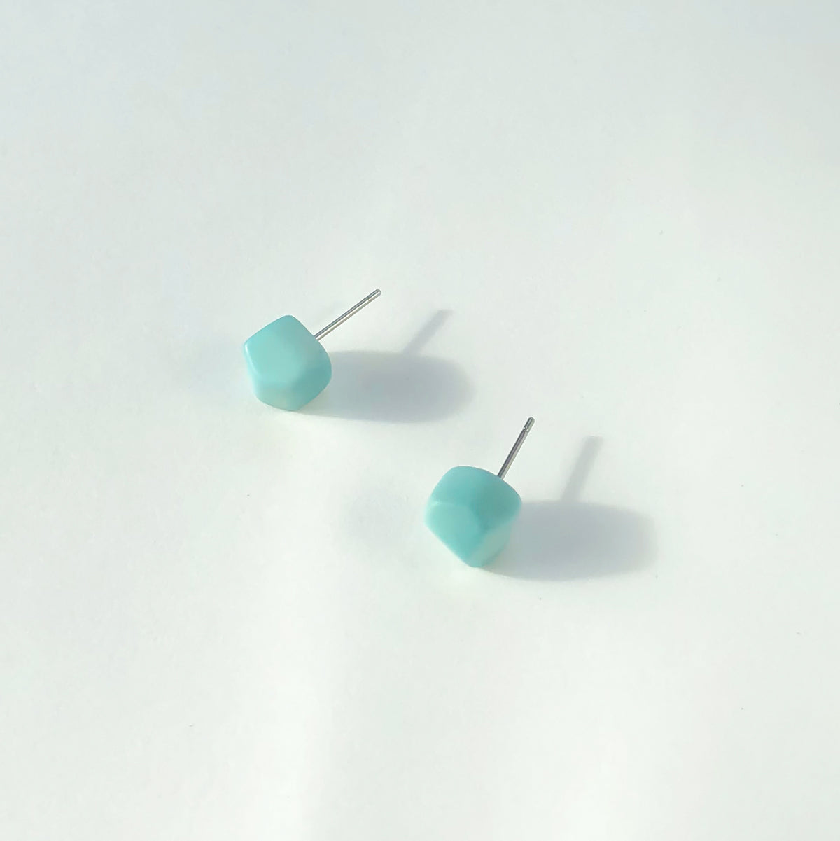 Asymmetric stud earrings with faceted sides