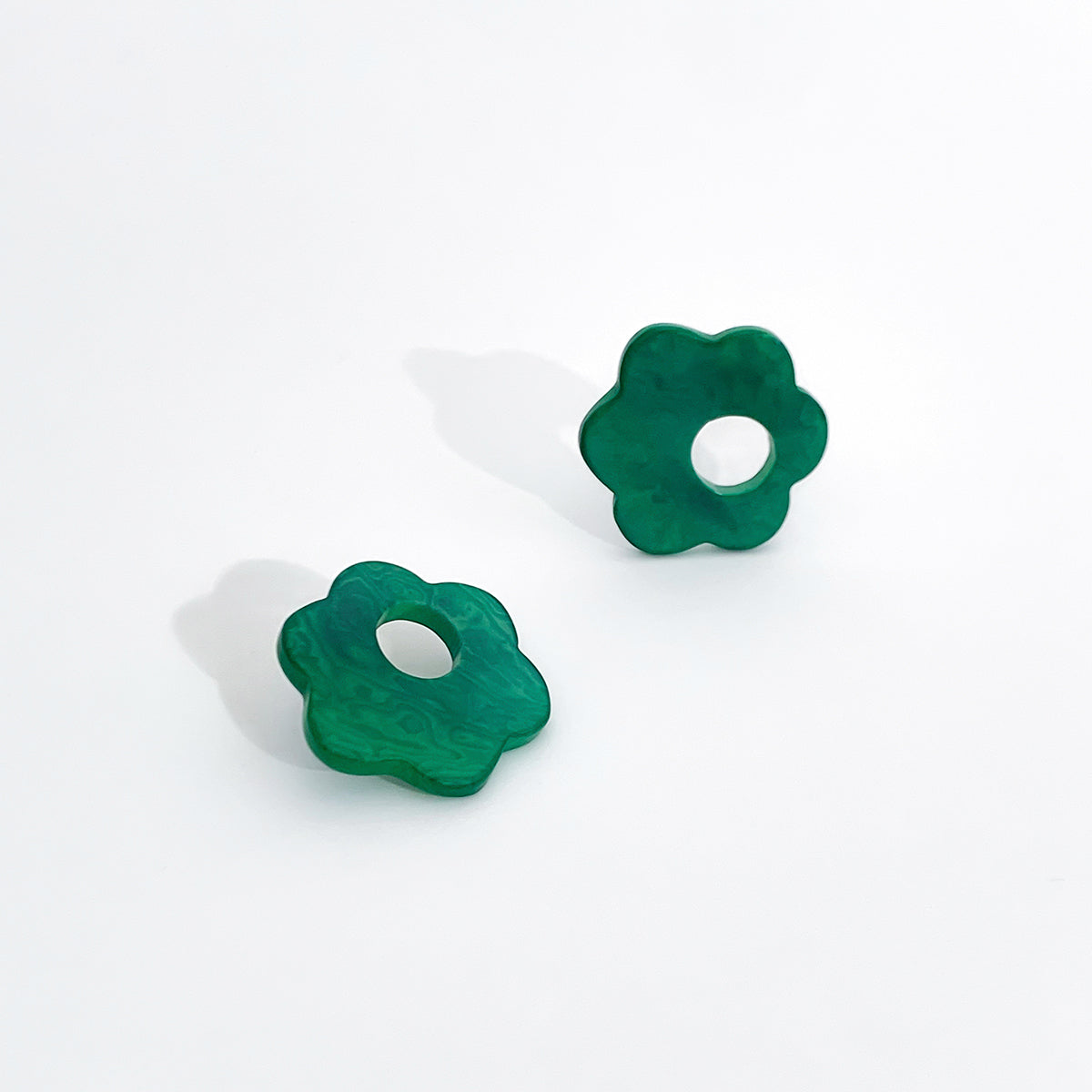 Flower shaped earring Bambita in green
